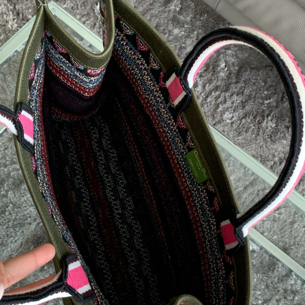 Dior Book Tote
Embroidered Canvas Pink Green - Picture 7 of 10